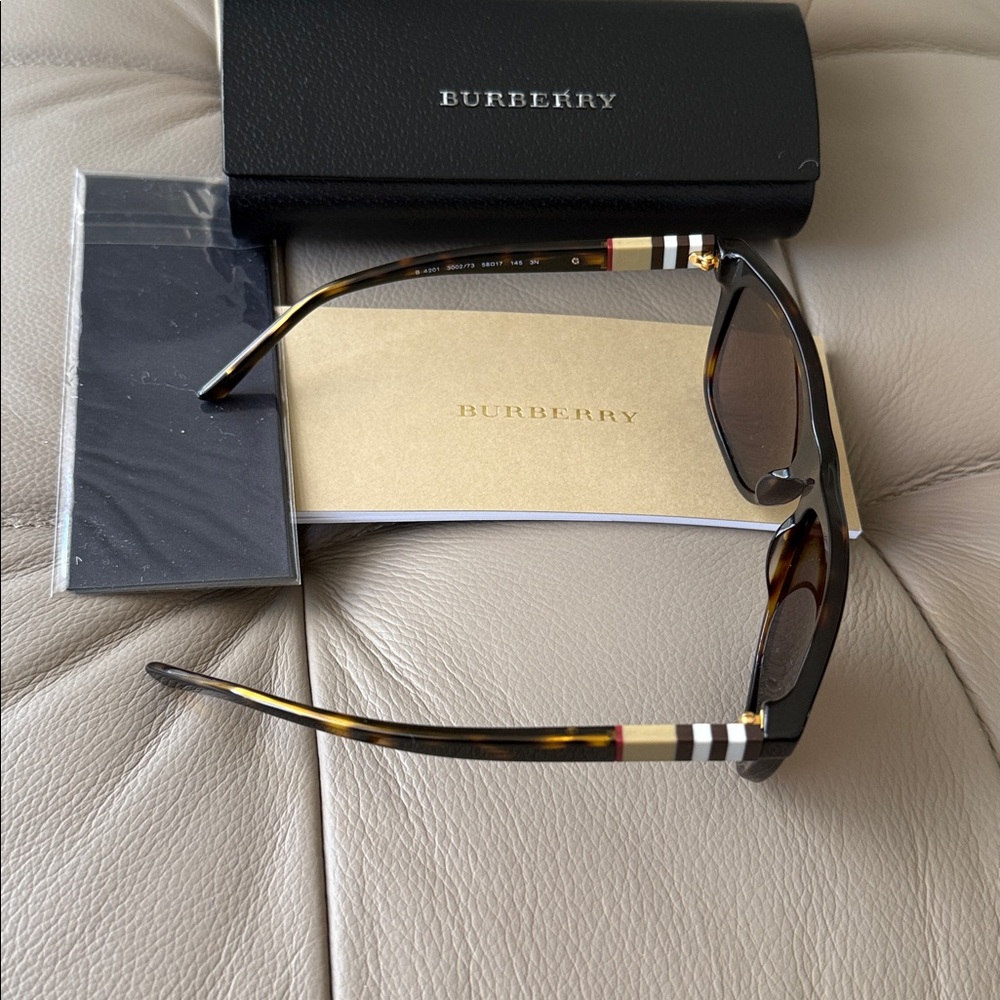 Burberry women Brown Sunglasses with Black Accents. Authentic. New - Picture 4 of 5